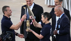 Η Ολυμπιακή Φλόγα παραδόθηκε στους Γάλλους